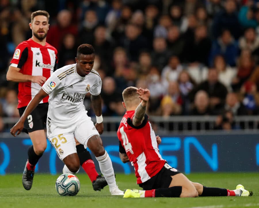 Vinicius Jr. regatea a Iñigo Matínez en un Real Madrid Club de Fútbol - Athletic Club. Foto: Real Madrid Club de Fútbol.