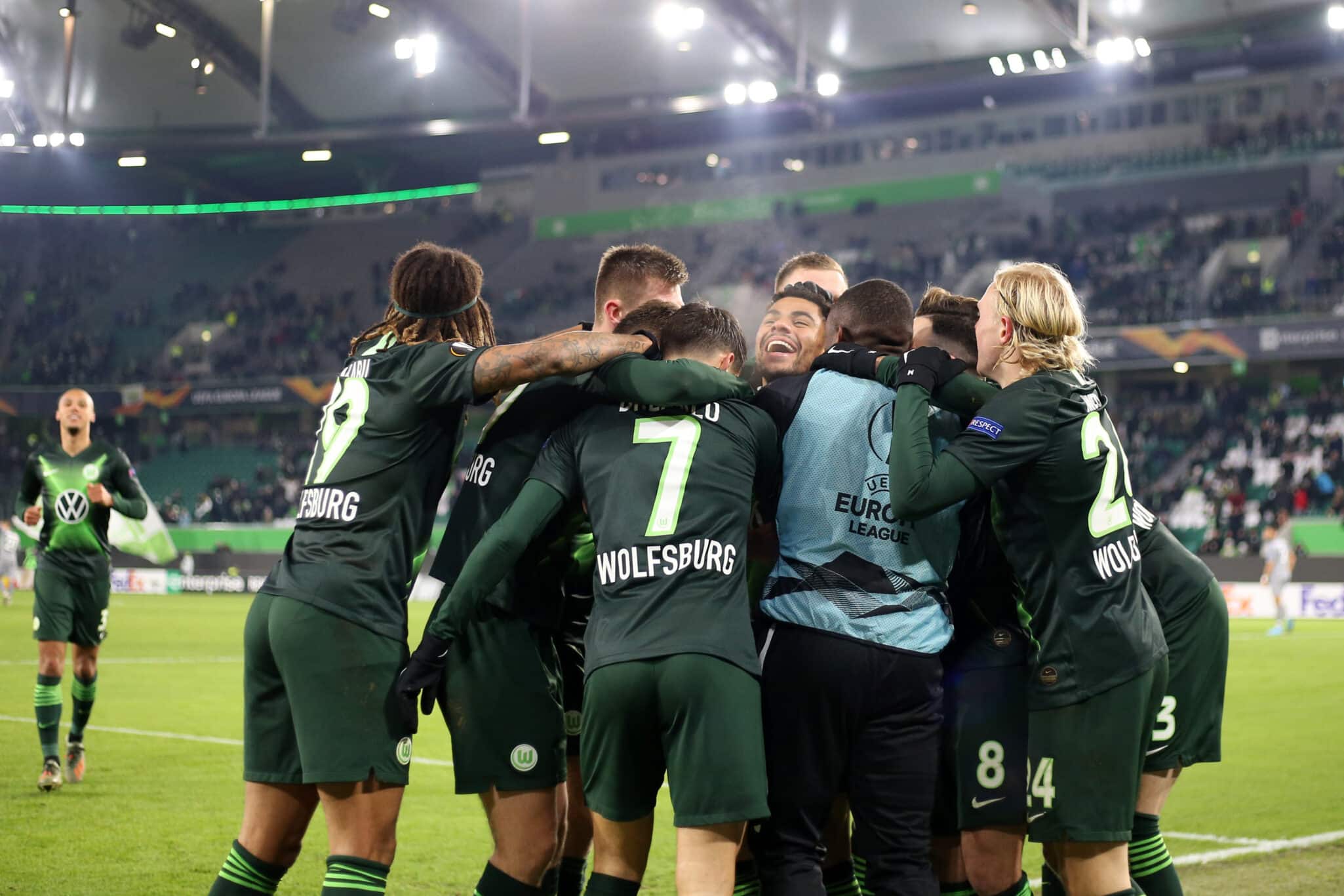 Wolfsburgo 1-0 Saint-Étienne: Los jugadores de los "lobos" felicitando a Otávio por marcar el gol de la victoria. Fuente: (@Vfl_Wolfsburg)