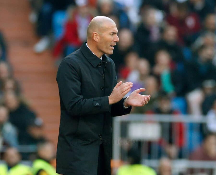 Zinedine Zidane aplaude a sus jugadores en un partido como entrenador del Real Madrid Club de Fútbol. Foto: Real Madrid Club de Fútbol.
