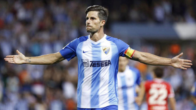 Adrián González celebra un gol con el Málaga