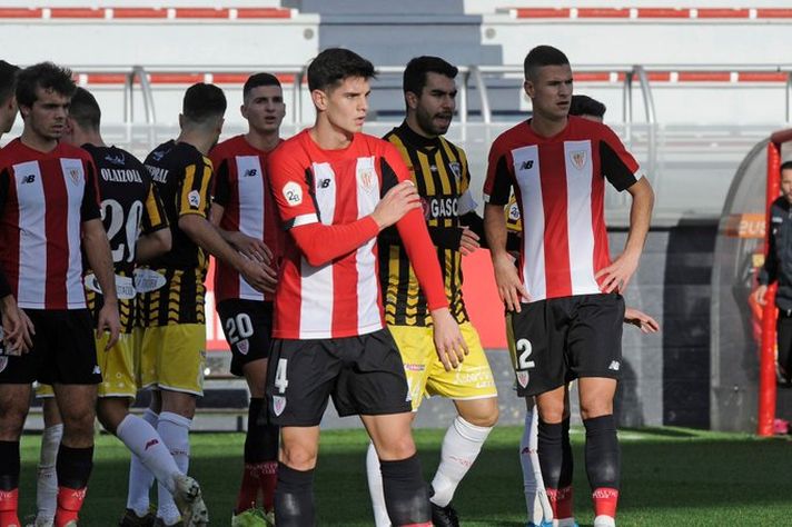 Lance del encuentro entre Bilbao Athletic y Barakaldo