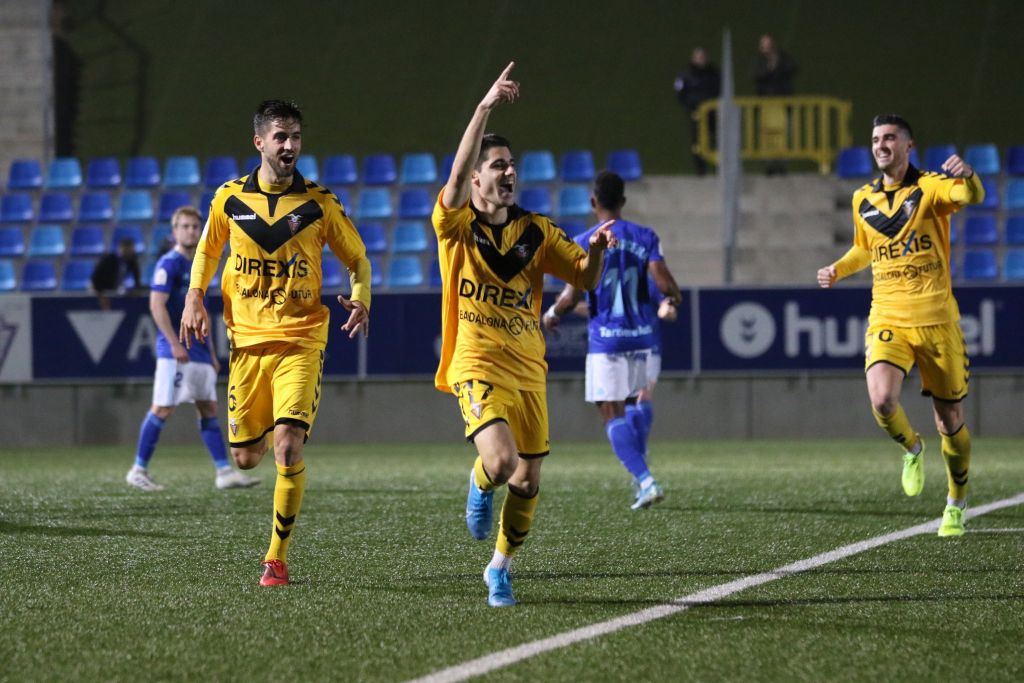 Cris Montes celebra uno de sus goles en el Badalona - Real Oviedo de Copa