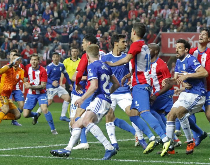 Lance del último derbi asturiano disputado en el Estadio de El Molinón