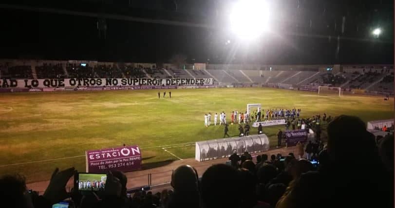 Saludo inicial entre Real Jaén y Alavés.
Fuente:  @lasaladelvar