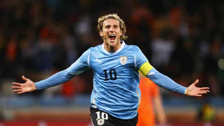 Diego Forlán en un partido con la selección uruguaya