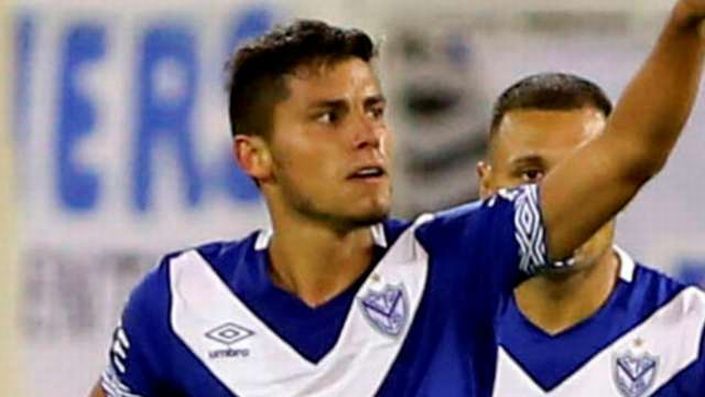 Lucas Robertone celebra un gol con Velez