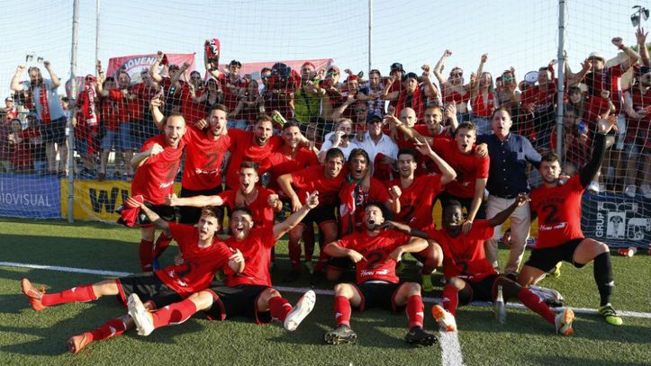 El Mirandés celebra su ascenso en Son Malferit