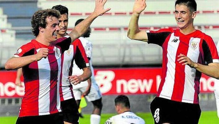 Morcillo celebra un gol con compañeros del Bilbao Athletic