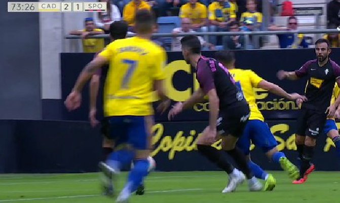 Momento en el que, supuestamente, Borja López derriba a Caye Quintana en el Cádiz - Sporting