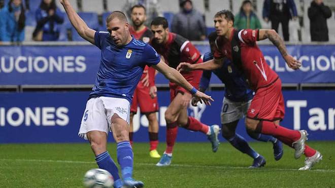 Ortuño lanza el penalti que supuso la derrota del Rayo en el Carlos Tartiere