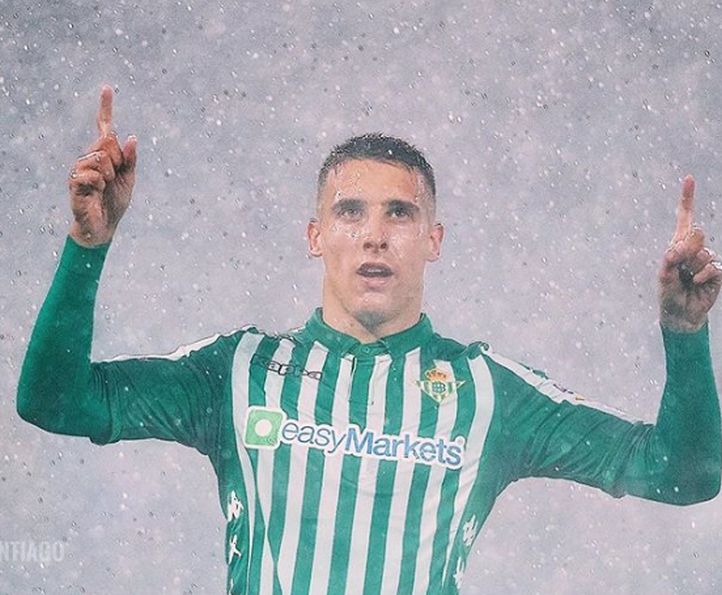 Cristian Tello celebra un gol bajo el diluvio