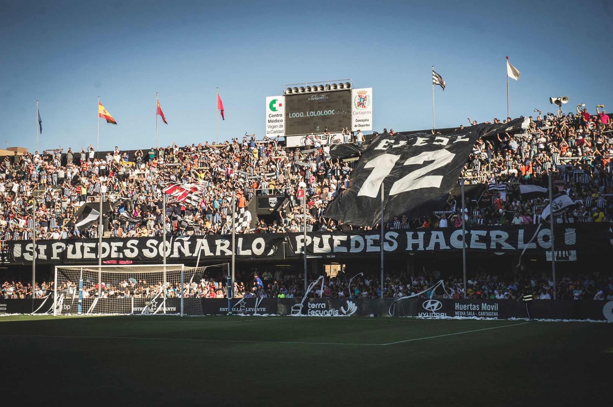 Tifo en el Fondo Sur del Cartagonova al comienzo del partido de vuelta ante el Real Madrid Castilla.