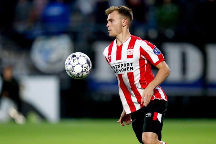 Toni Lato en un partido con el PSV Eindhoven