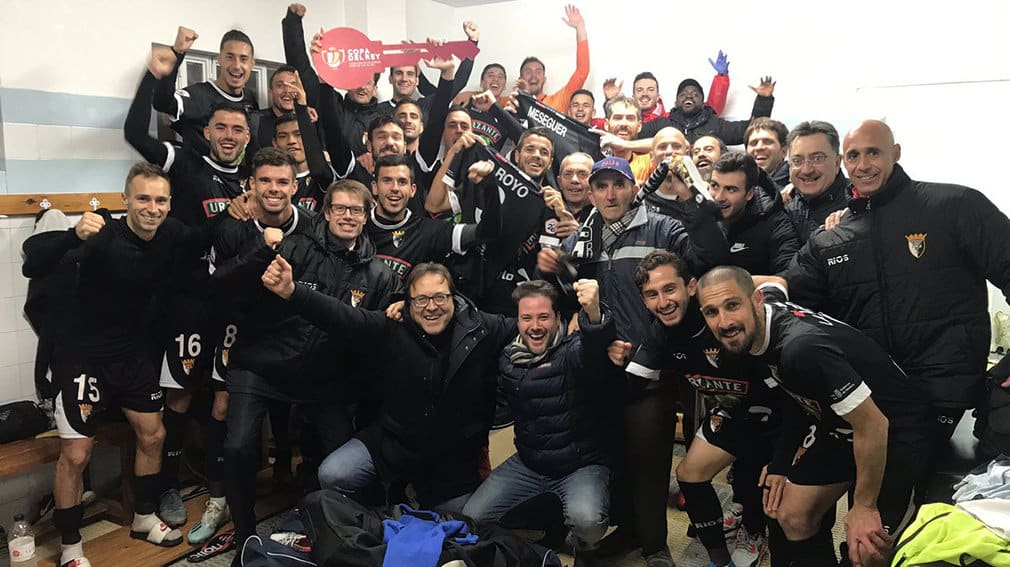 Los tudelanos celebrando su clasificación para la Copa de S.M. el Rey, tras vencer por 1-5 al Izarra en Merkatondoa.