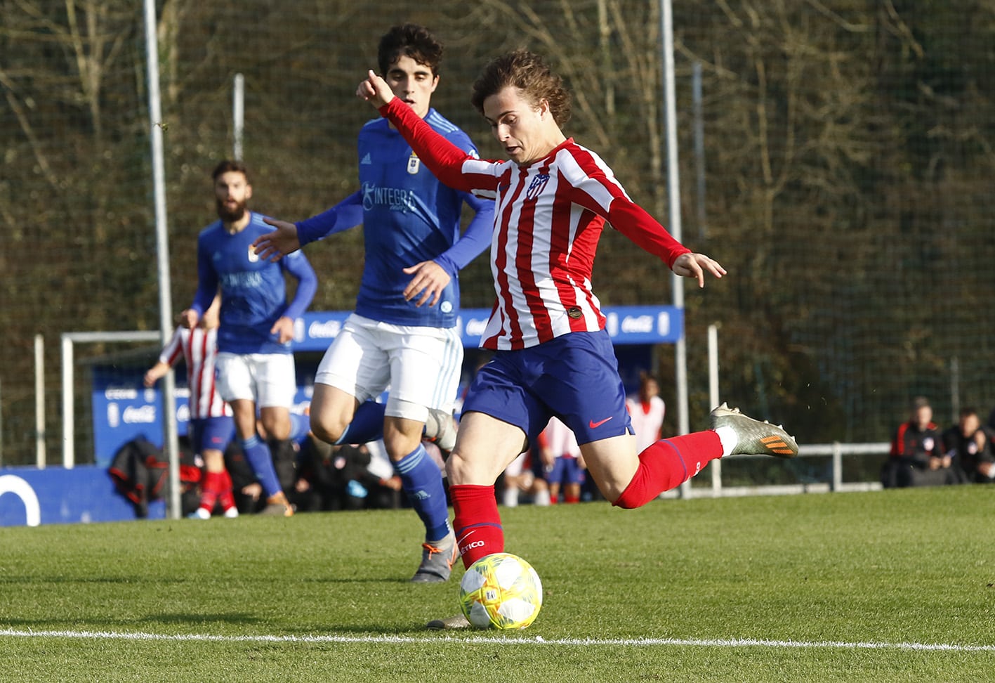 Lance del partido en El Requexón entre el Oviedo Vetusta y el Atlético 'B'