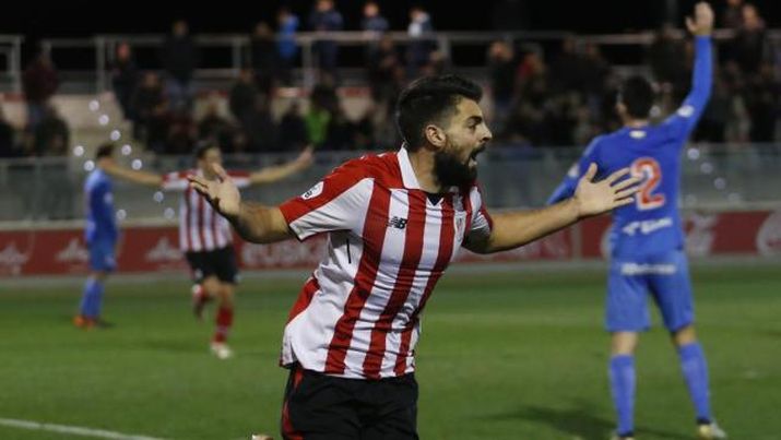 Asier Villalibre en un partido la pasada campaña con el Bilbao Athletic