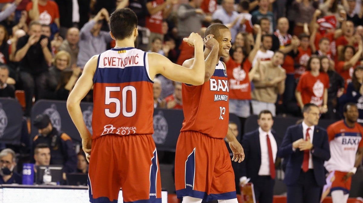 Baez y Cvetkovic celebrando la reaccion de su equipo (Fuente: www.acb.com)