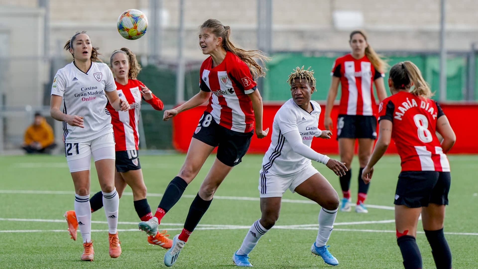 La debutante Oguiza cabecea un balón en el centro del campo. Fuente: Athletic Club.