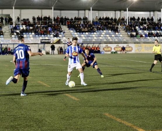 Lance del juego entre Ejea y Atlético Levante de la última jornada del 2019