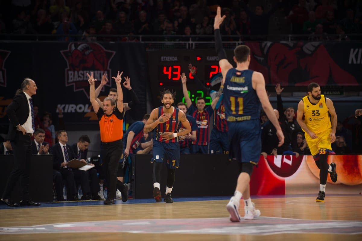 Henry celebrando un triple ante el Barça (Fuente: Twitter @Baskonia)