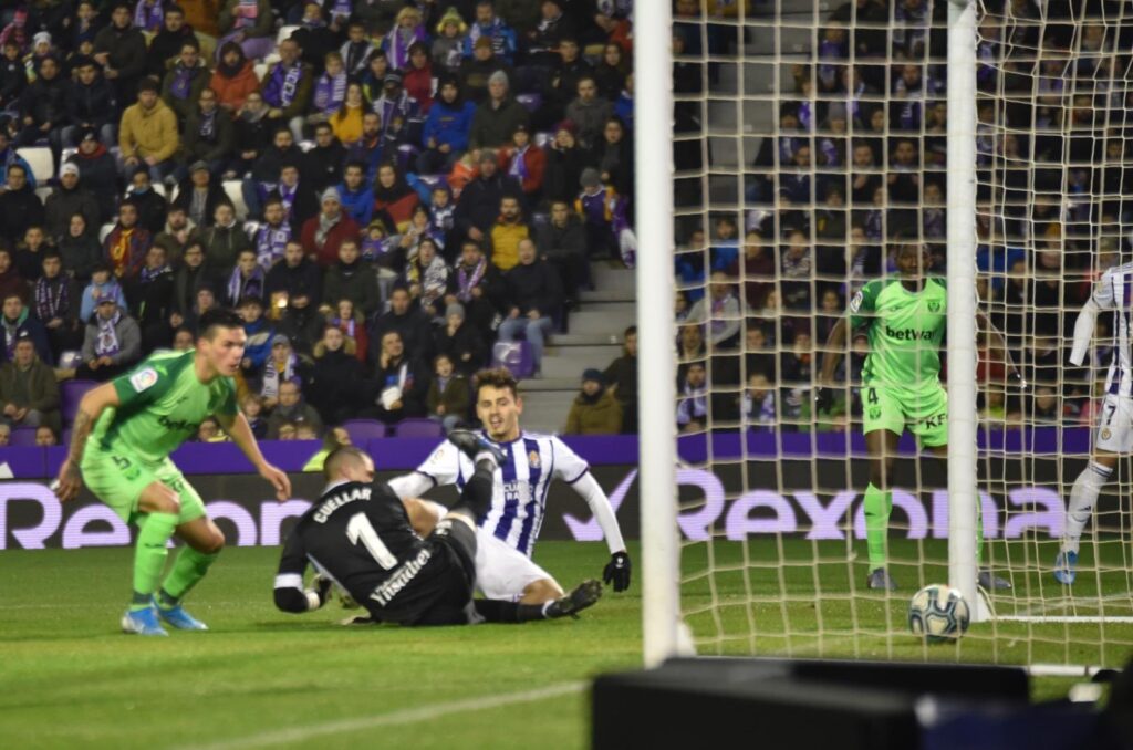 Unal y Cuéllar en el momento del primer gol del Valladolid