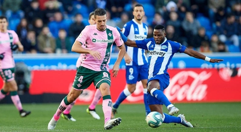 Feddal lucha con Wakaso por el balón en el Alavés - Betis