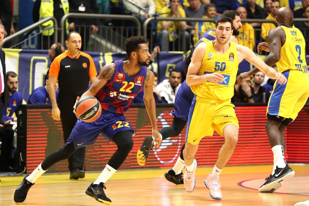 Higgins con el balón (Fuente: Twitter @FCBbasket)