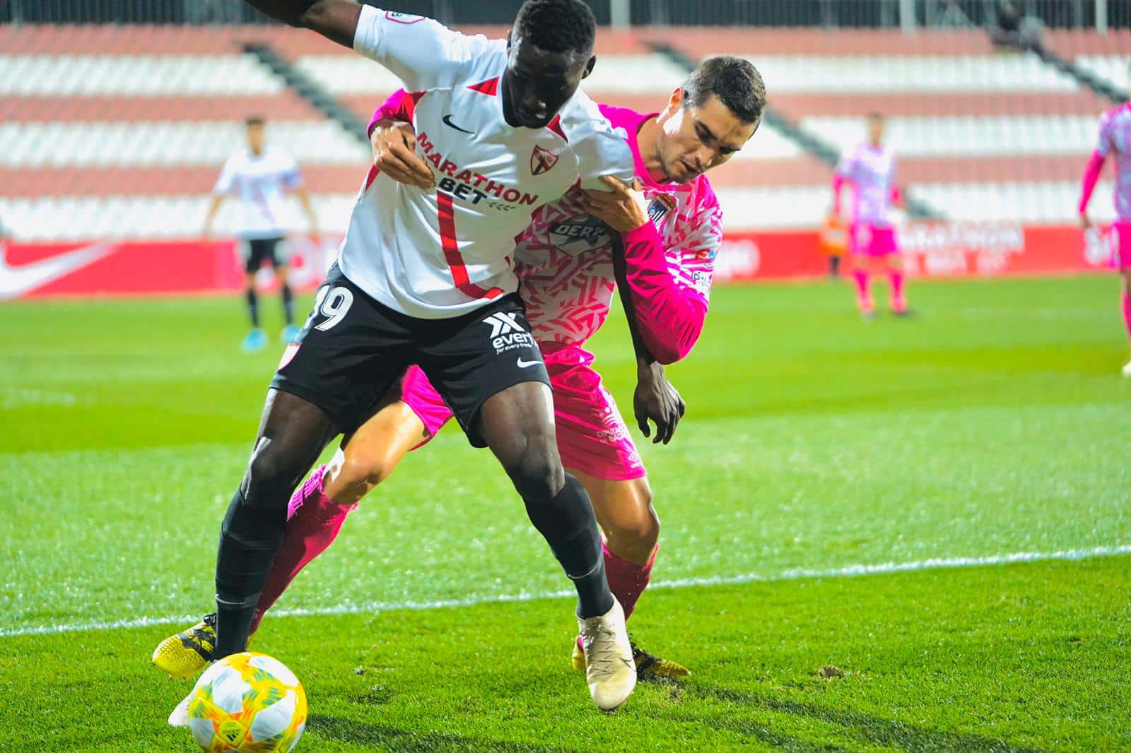 Diabate pujando por un balón con Iván Casado / vía twitter Sevilla Atlético