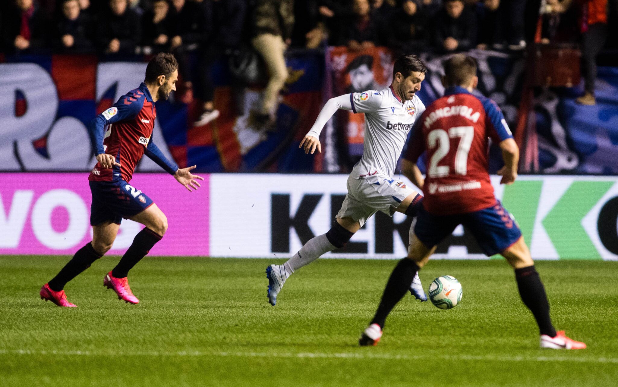 Levante Osasuna a sellar permanencia