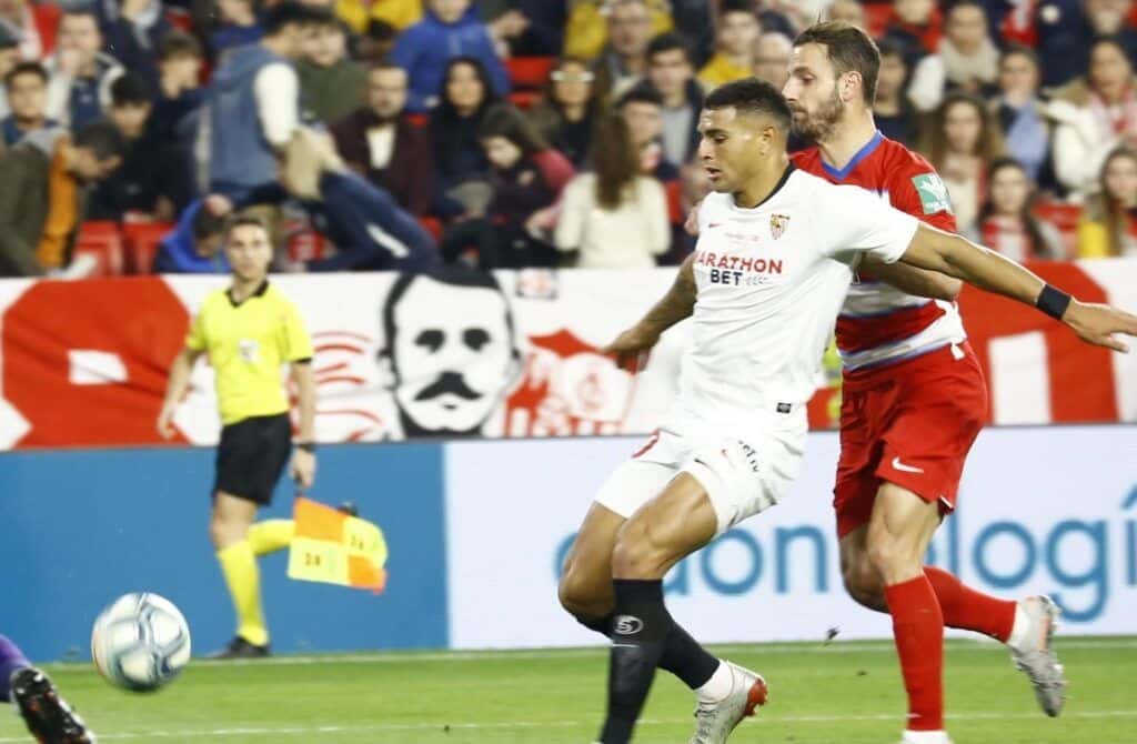 Diego Carlos en un partido con el SEvilla