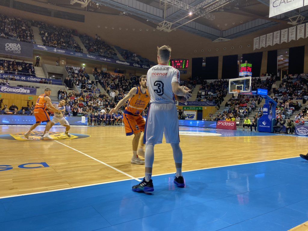 McGee se dispone a sacar de banda ante Vives.