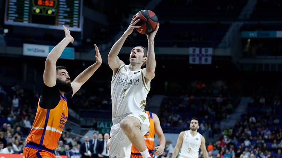 Fabien Causeur entra a canasta ante Bojan Dubljevic en un Real Madrid - Valencia Basket. Foto: Real Madrid.