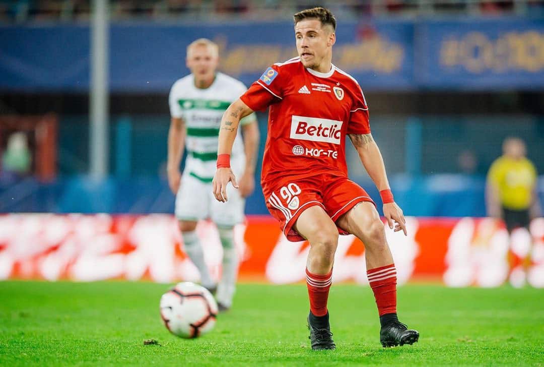 Dani Aquino disputando un partido con el Piast polaco / Fuente: Twitter Piast Gliwice