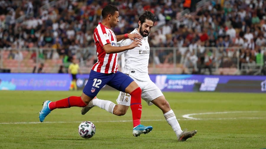 Renan Lodi con Isco en un derbi madrileño