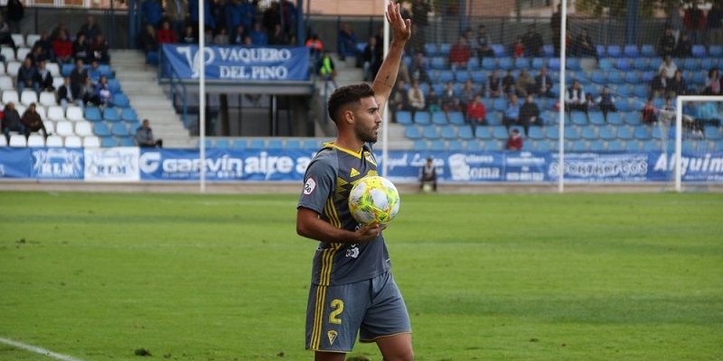 Iván Robles durante un encuentro esta temporada | Imagen: Cádiz CF