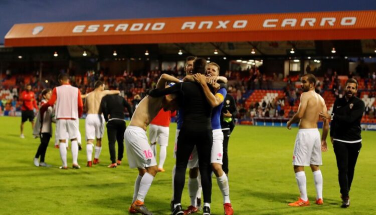 Los jugadores de la UD Almería celebran la permanencia en aquel encuentro