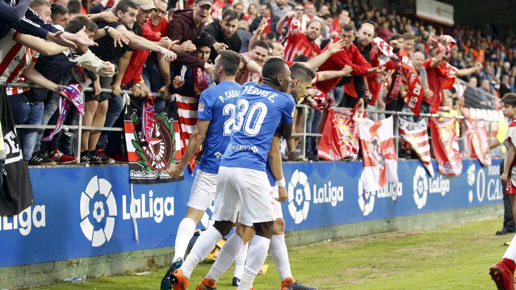 Jugadores del Almería celebrando un gol en el Anxo Carro