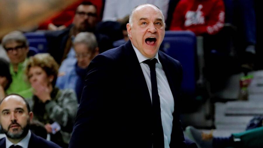 Pablo Laso da instrucciones a sus jugadores en un partido como entrenador del Real Madrid.