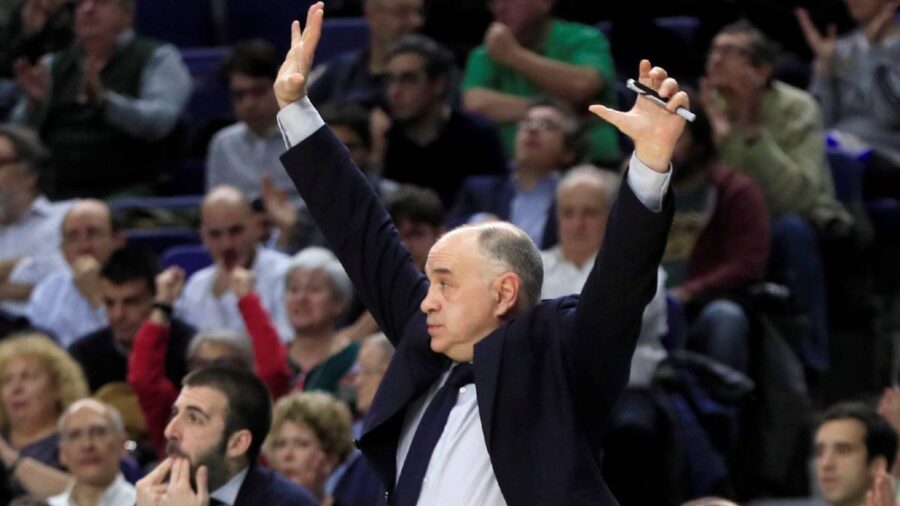 Pablo Laso da indicaciones a sus jugadores en un partido como entrenador del Real Madrid.