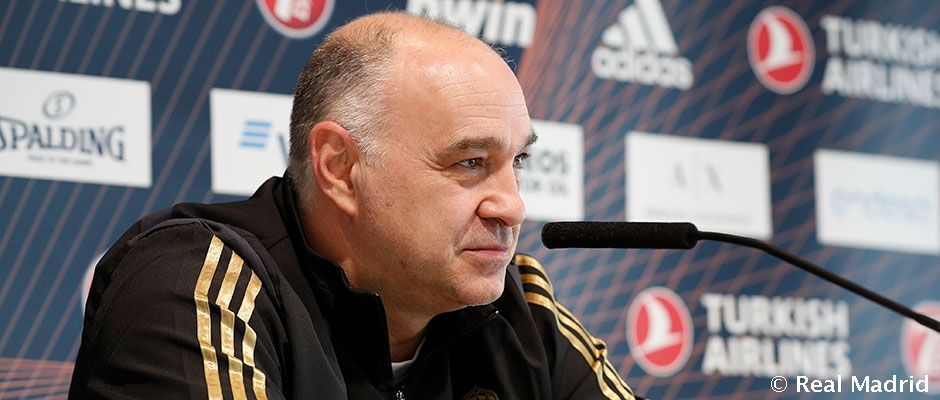 Pablo Laso atiende a los medios de comunicación como entrenador del Real Madrid. Foto: Real Madrid.