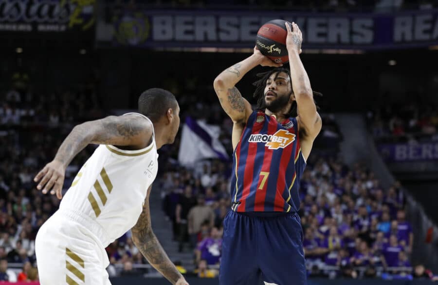Pierria Henry lanza ante Trey Thompkins en un Real Madrid - KIROLBET Baskonia. Foto: Liga Endesa.