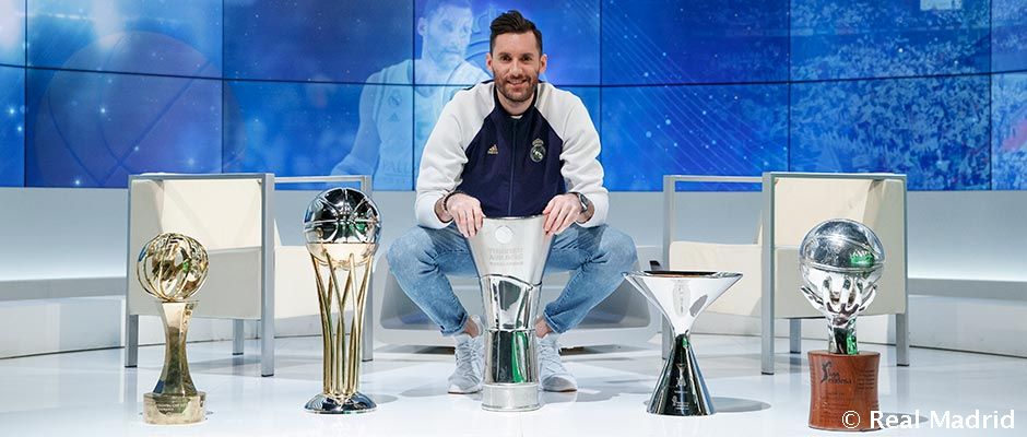 Rudy Fernández posa con los trofeos que ha ganado como jugador del Real Madrid. Foto: Real Madrid.