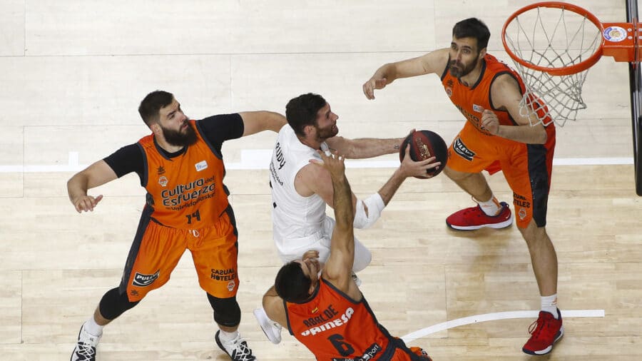Rudy Fernández ataca el aro ante Bojan Dubljevic, Alberto Abalde y Fernando San Emeterio en un Real Madrid - Valencia Basket. Foto: Liga Endesa.
