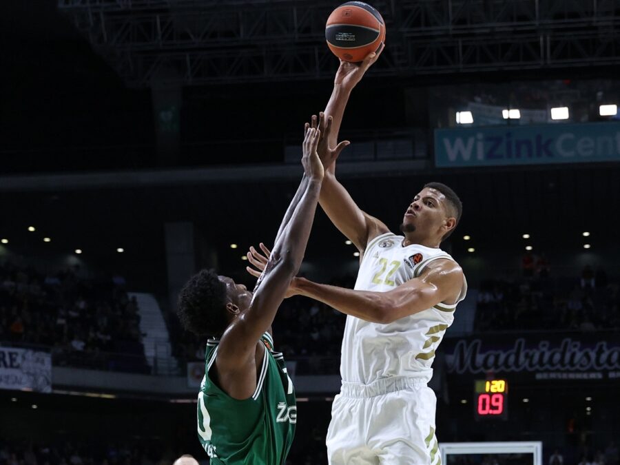 Walter Tavares lanza a canasta ante Nigel Hayes en un Real Madrid - Zalgiris Kaunas. Foto: Real Madrid.