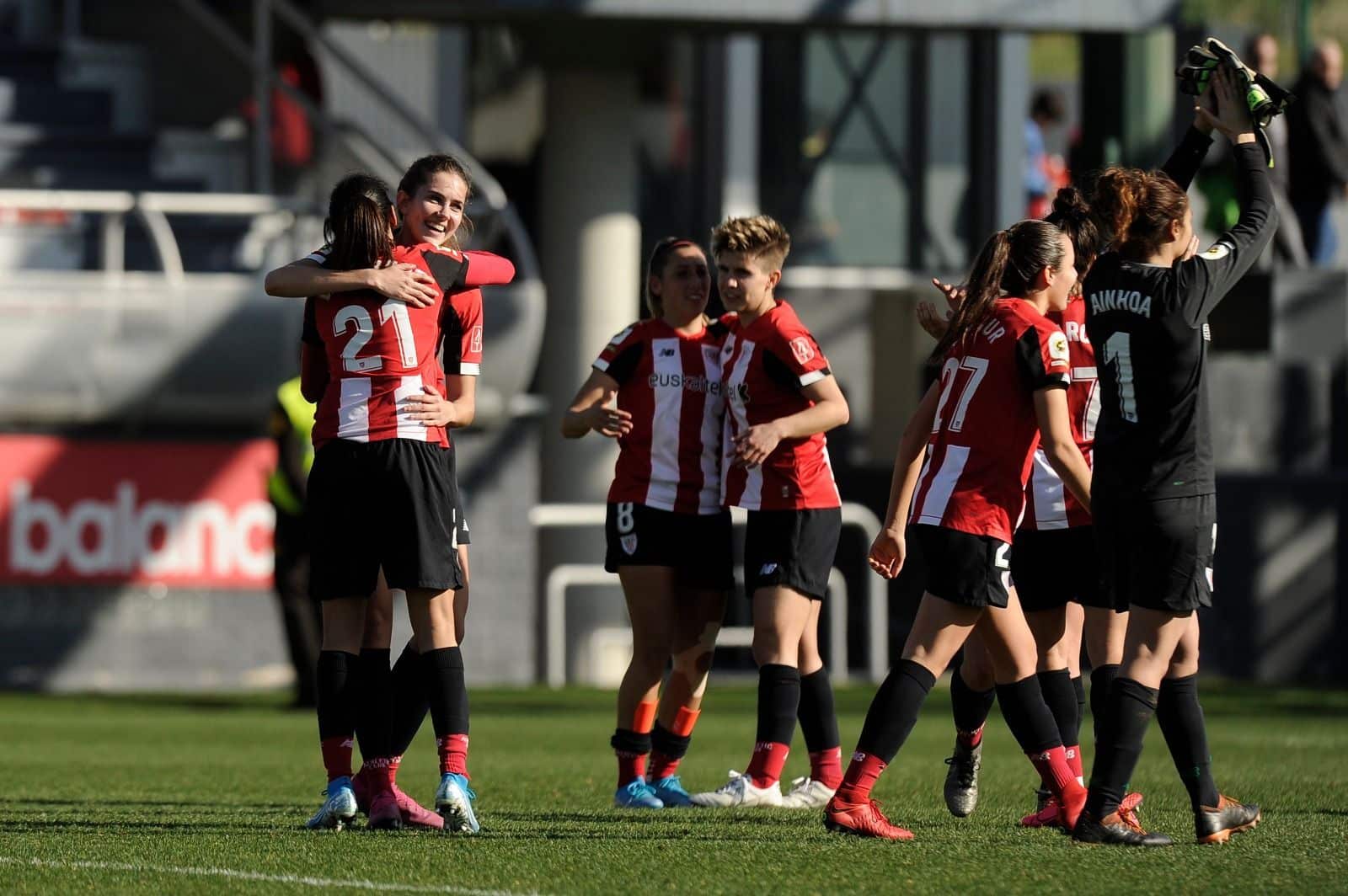 La alegría de las rojiblancas a la finalización del encuentro. Fuente: Athletic Club.