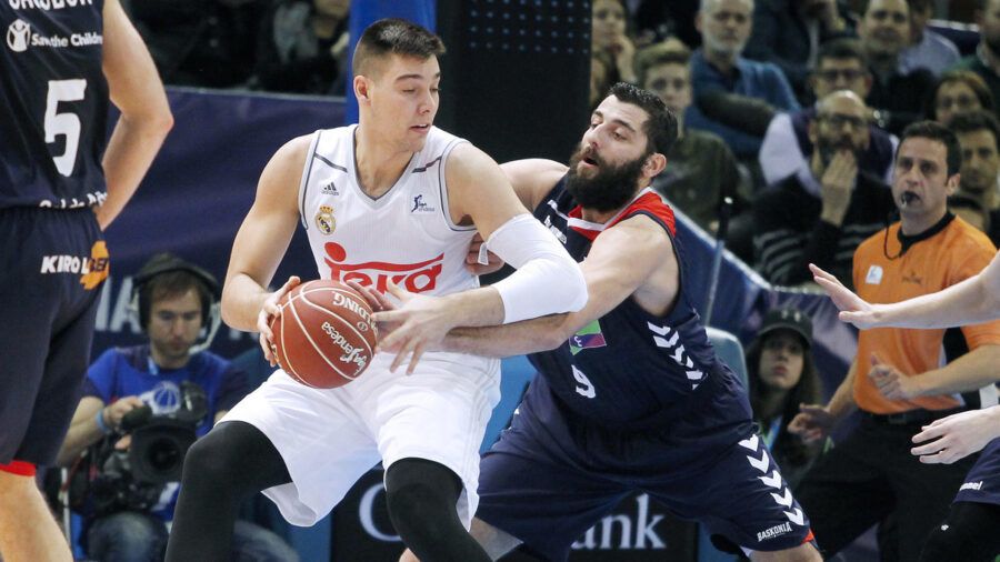 Willy Hernangómez postea a Ioannis Bourousis en un KIROLBET Baskonia - Real Madrid. Foto: Liga Endesa.