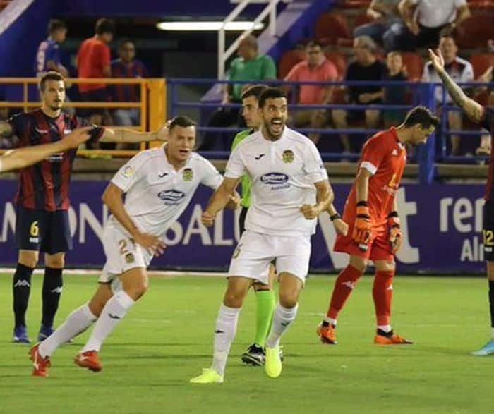 Álex Vallejo en un partido con el Fuenlabrada