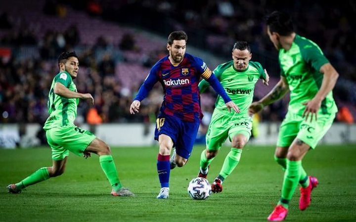 Messi conduce el balón ante el Leganés en el Nou Camp