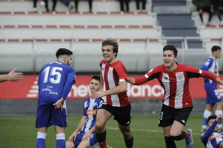 Artola celebra el 1-0 en Lezama