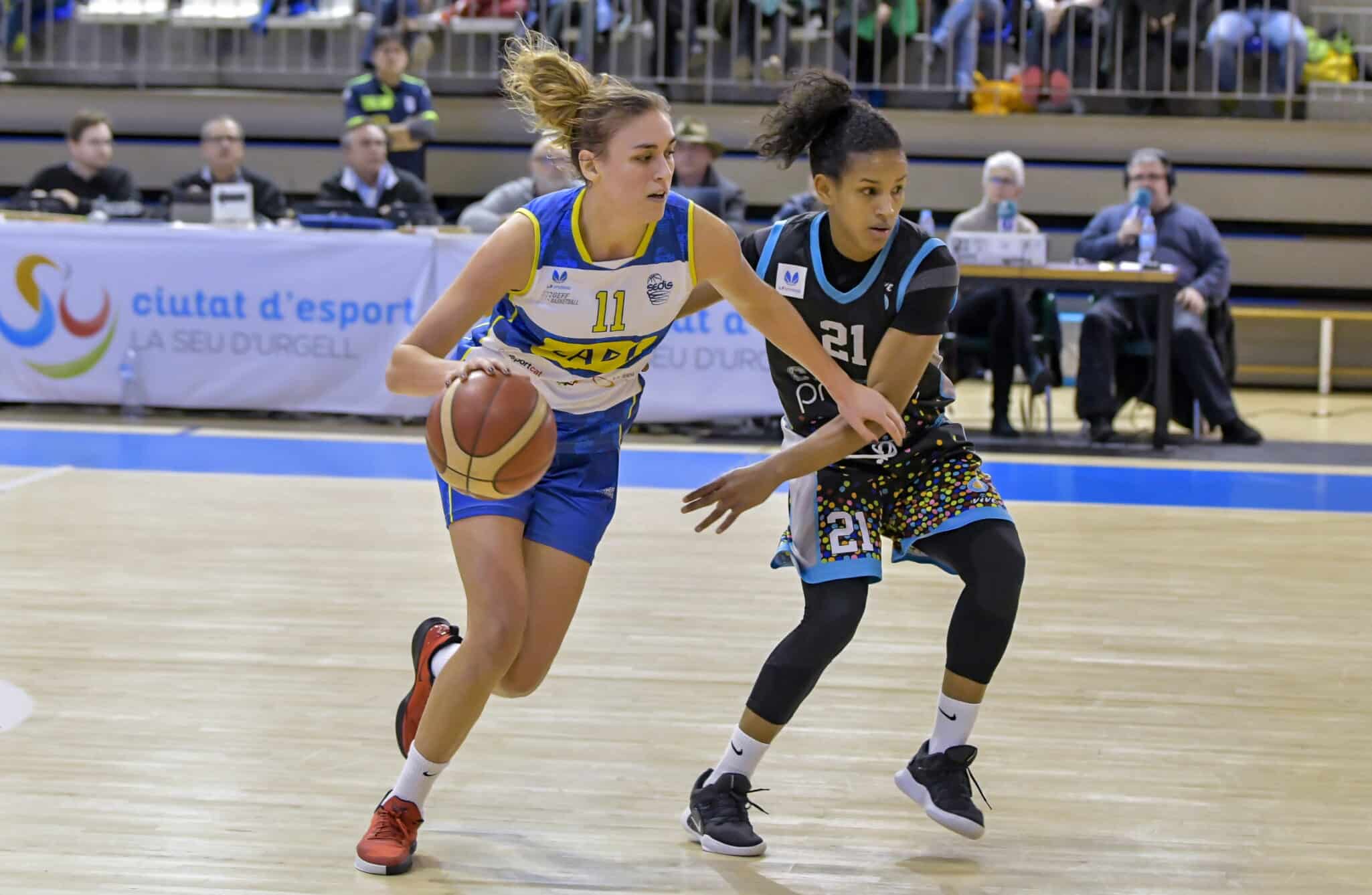 Ariadna Pujol intenta superar a Roselis Silva - sedisbasquet.com